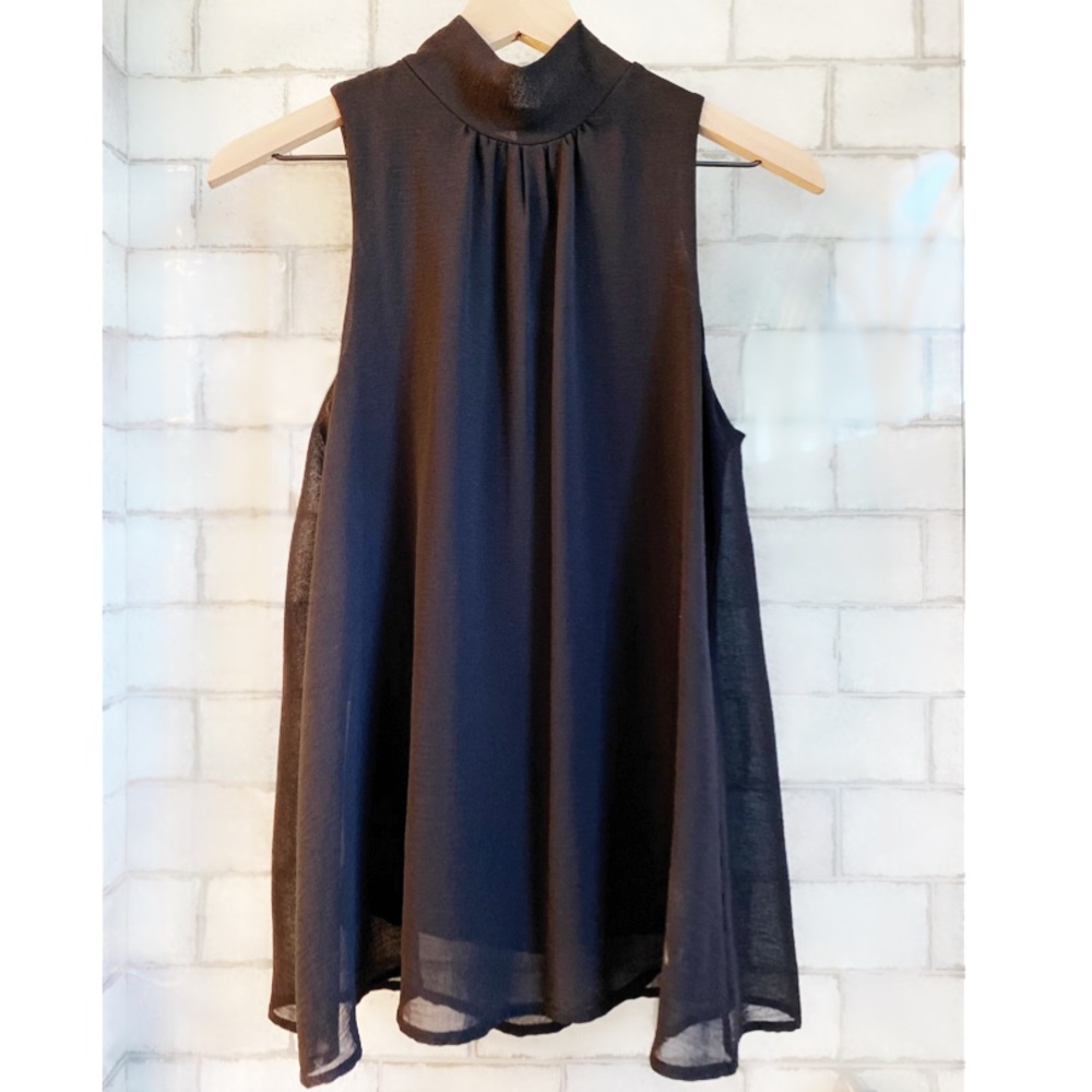KLD Signature sleeveless blouse Mock-Neck detail with back tie Size S